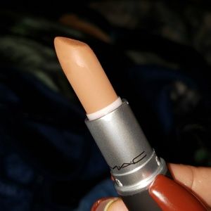 Mac powder kiss, color-Impulsive. comes with box